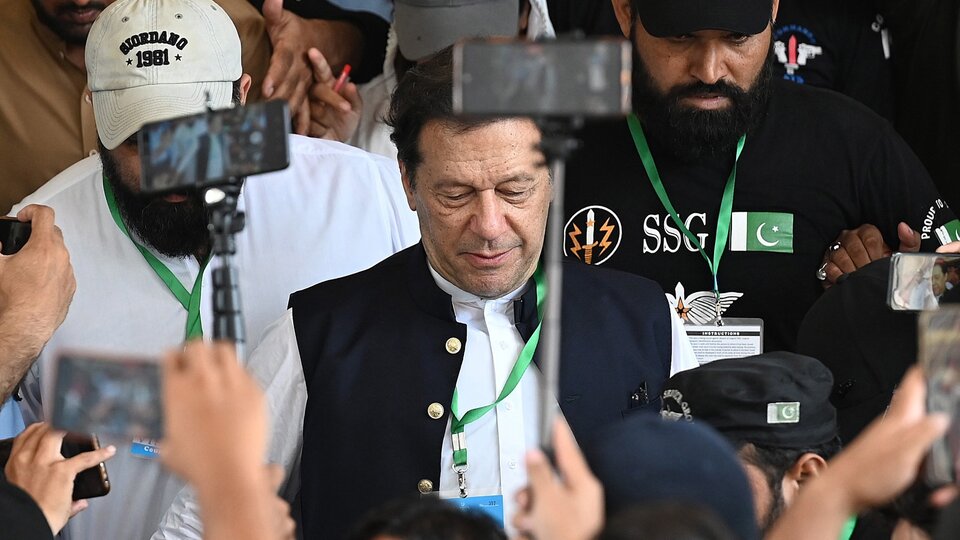 Pakistán: miles de seguidores de Imran Khan marcharon para pedir su liberación | El exprimer ministro fue arrestado tras ser condenado a tres años de prisión por corrupción 