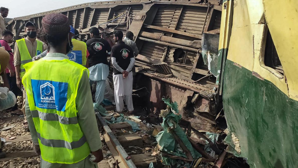 Pakistán: un tren descarriló y hay por lo menos 30 muertos | El siniestro tuvo lugar cerca de la estación de Sahara