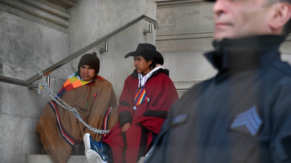 Integrantes del Malón de la Paz se encadenaron en Tribunales | Los comuneros reclaman una audiencia con la Corte Suprema