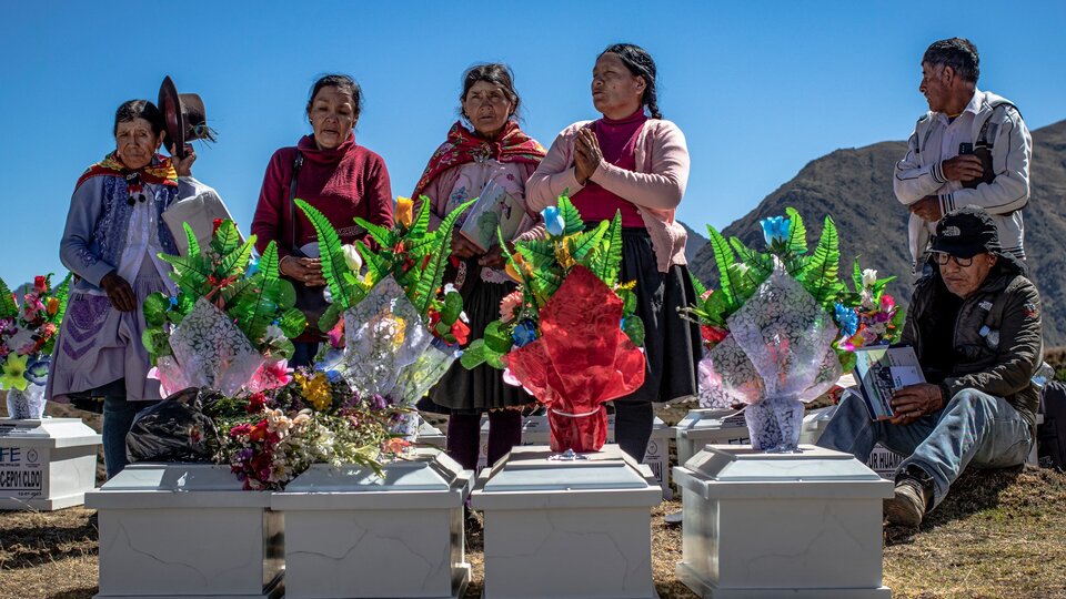 Eravamo in montagna, è arrivata la polizia e ha ucciso tutti  Cronaca di una sepoltura nelle Ande peruviane a causa dei massacri militari degli anni ’80