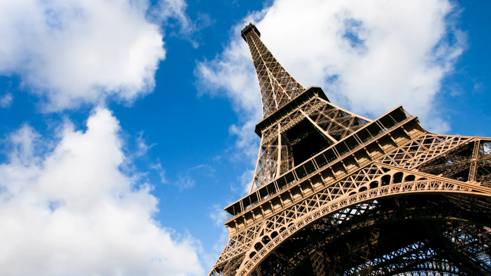 París: un hombre saltó en paracaídas desde la Torre Eiffel y fue detenido | Es el tercer incidente en el monumento