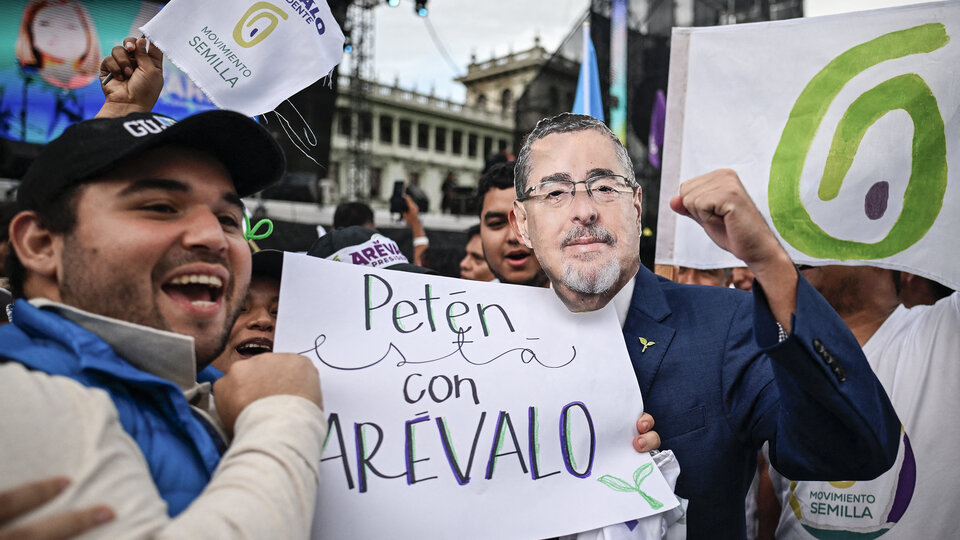 Arévalo sufre una campaña de fakes | Es el favorito para las presidenciales en Guatemala