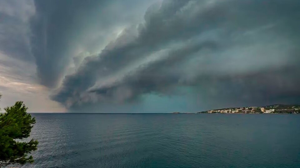 Storm in the Spanish Mediterranean |  The wind speed reached 120 kilometers per hour.