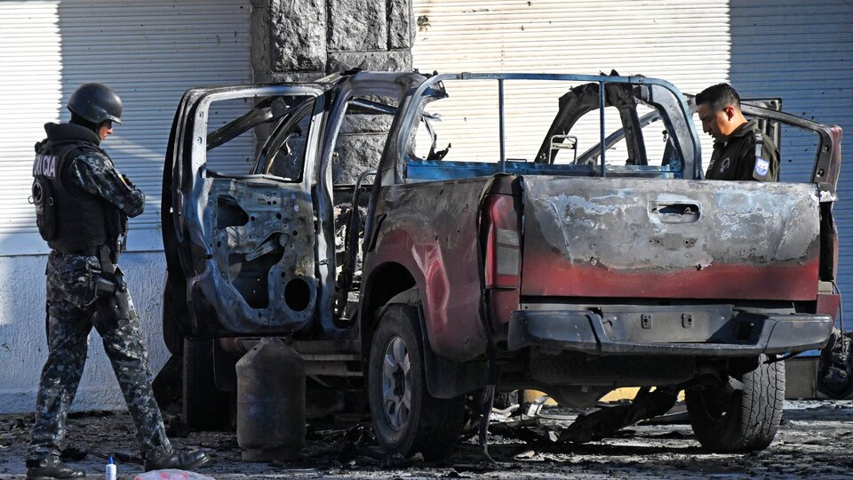 Dos coche-bombas explotaron en Quito y hubo motines en cárceles | La violencia recrudece a un mes y medio del ballotage en Ecuador