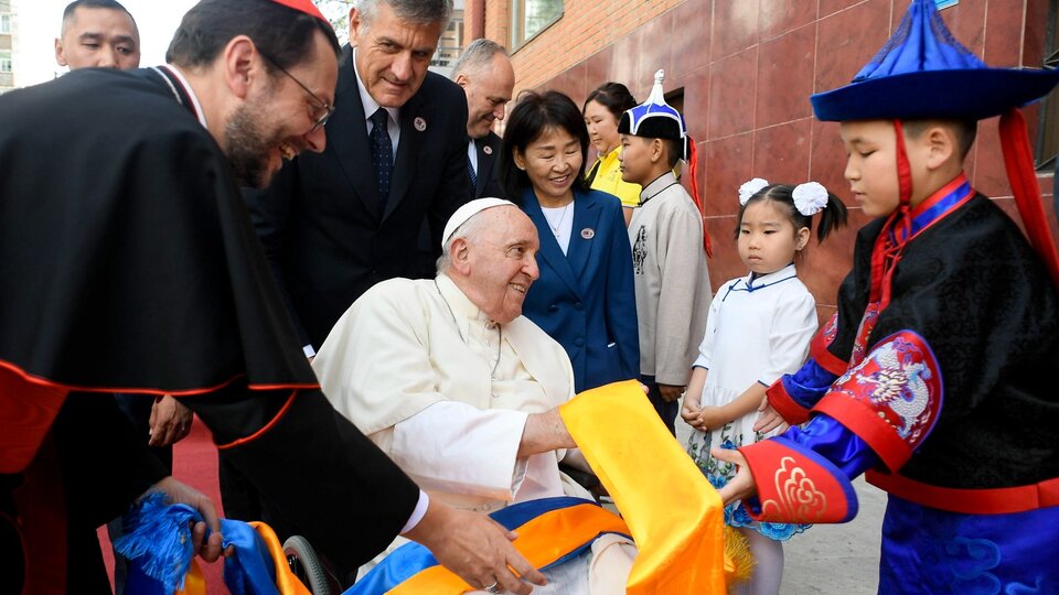 El Papa mandó un mensaje a China desde  el avión | Antes de aterrizar en Mongolia para su segunda gira asiática en menos de un año