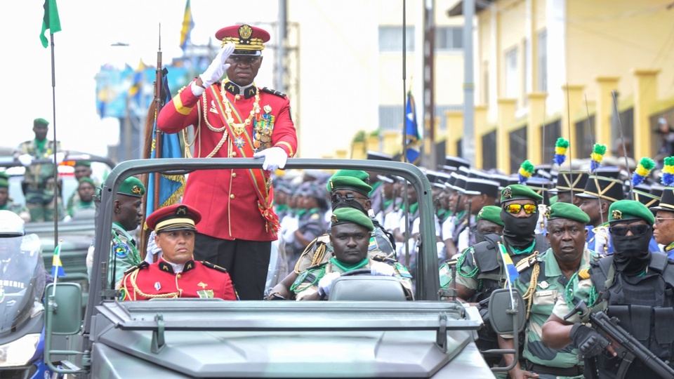 El líder de la junta golpista  tomó posesión en Gabón | El general Brice Nguema asumió juró como “presidente de transición”