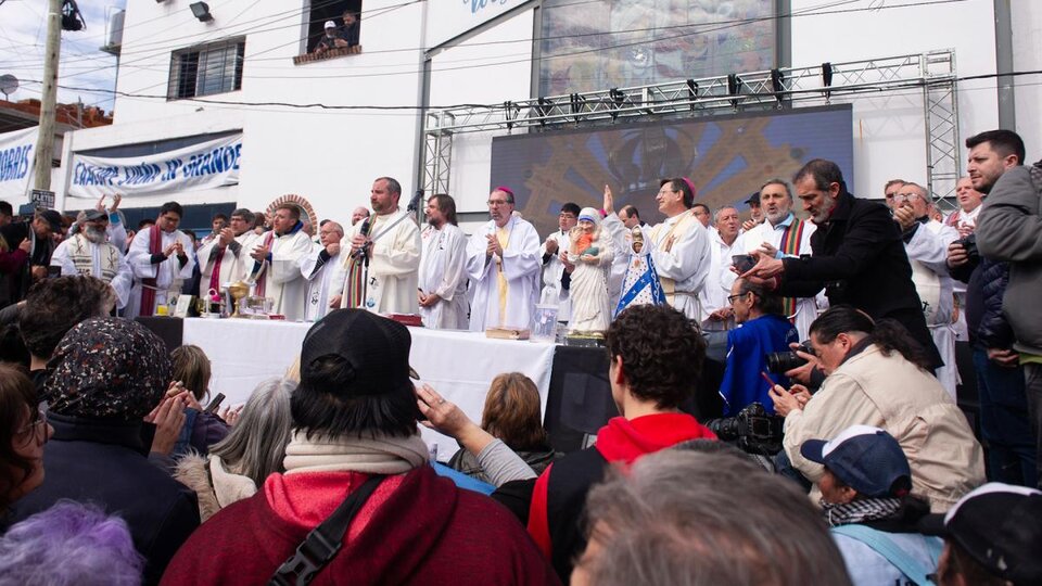 La gente se manifiesta en apoyo al Papa Francisco contra los «defectos» de Javier Millay |  Rechazaron “insultos, mentiras e insultos” a través de un acto en la parroquia Caacupé.