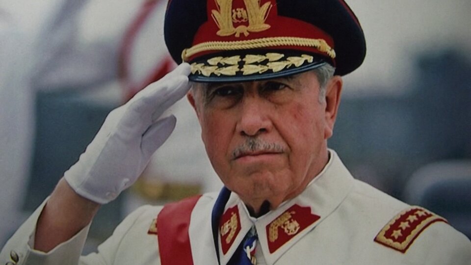 Pinochet se quedó sin sus medallas | Las tres condecoraciones que el gobierno argentino le quitó al dictador