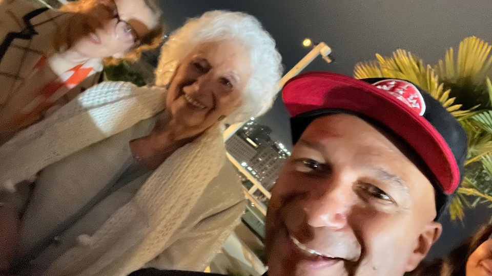 Tom Morello, la estrella de rock internacional que se solidarizó con Chile y le pidió una foto a Estela de Carlotto | El guitarrista de Rage Against the Machine se sumó a los actos por el golpe del 1973 