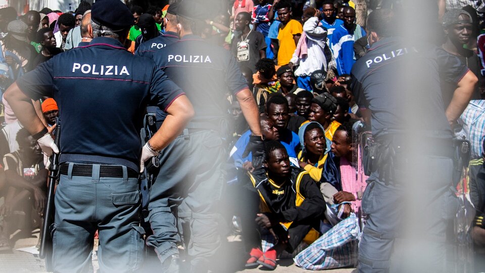 Italia: a Lampedusa arrivano in tre giorni 7mila migranti |  Un dramma umano dai numeri da record