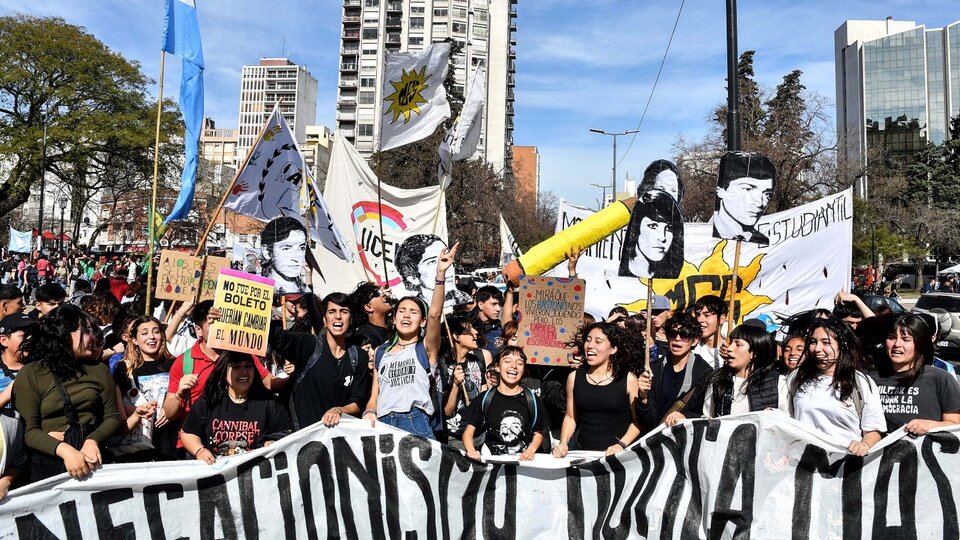 Con críticas al negacionismo, los estudiantes marcharon a 47 años de La Noche de los Lápices | “En defensa de la democracia”