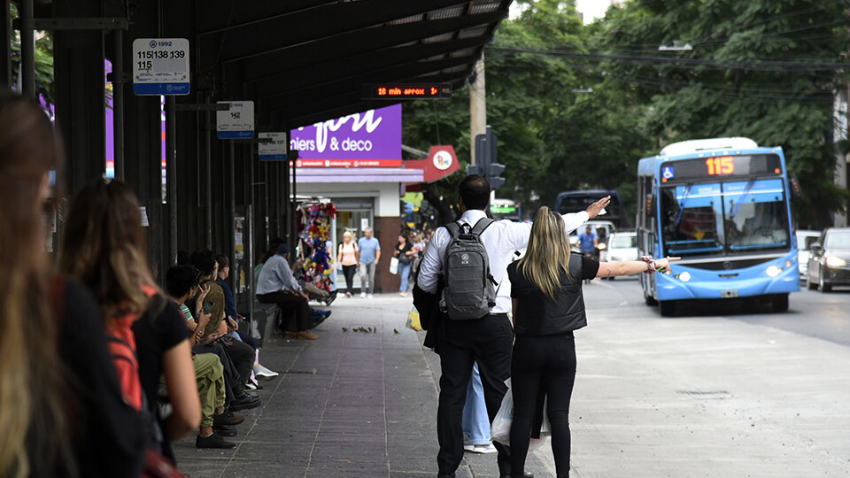 Reajustan las tarifas del transporte público | El pasaje de colectivo  costará 185 pesos desde octubre | Página|12