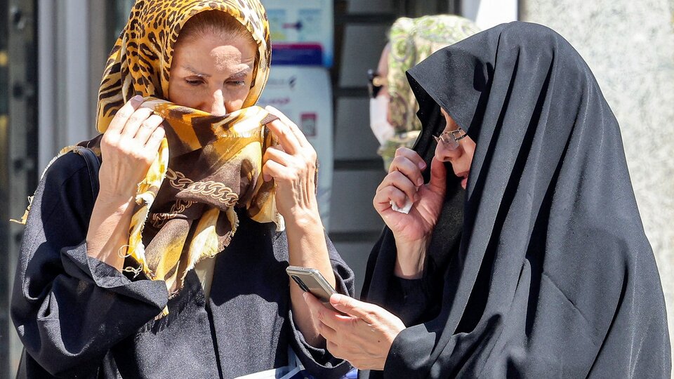 Iran toughens sanctions against women who do not wear the Islamic veil |  Includes fines of $2,000 and sentences of between five and ten years in prison.