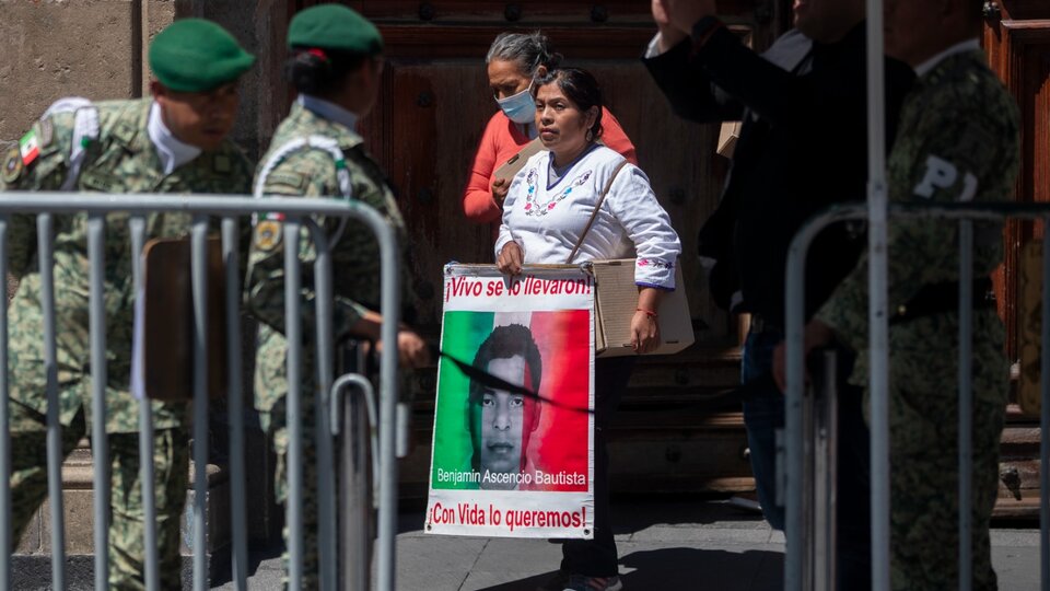 López Obrador se reunió con los familiares de los 43 estudiantes de Ayotzinapa | A seis días del noveno aniversario de la desaparición de los jóvenes