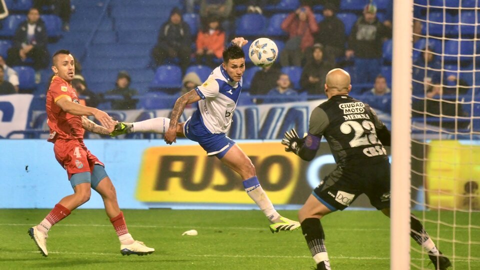 Vélez Triumphs Over Arsenal de Sarandí to Rise in Relegation Battle