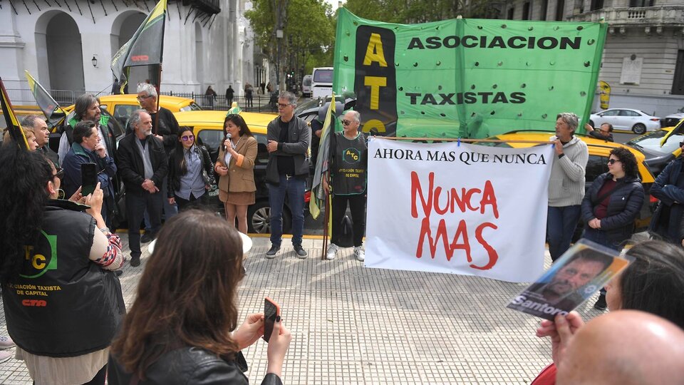 Los taxis en campaña contra el negacionismo de Milei | “Ahora más que Nunca, Nunca Más”