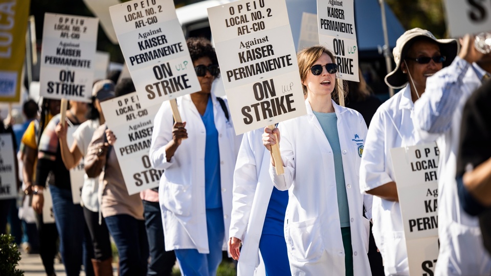 Estados Unidos vive la mayor huelga de trabajadores de la salud en su historia | Más de 75 mil empleados sindicalizados participan de la medida de fuerza