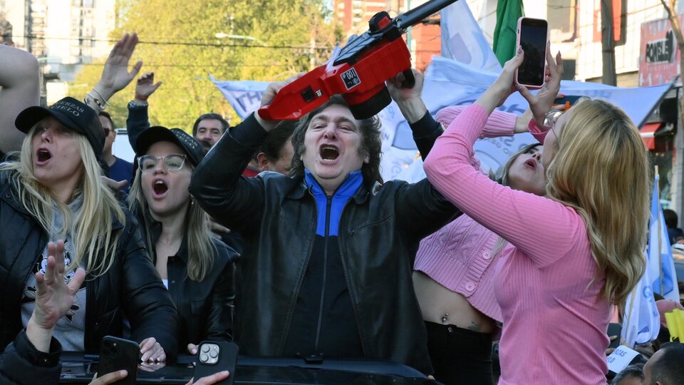 Milei en la última semana de campaña: polarizar, es la tarea | El candidato de ultra derecha saca a pasear la motosierra