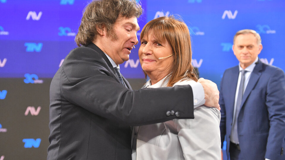 La Primera Foto De Milei Y Bullrich: Un Abrazo Incómodo Para Sellar La ...