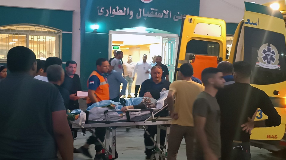 Heridos y extranjeros salen de Gaza por el paso de Rafah | En tanto, el único hospital oncológico en la Franja cerró sus puertas