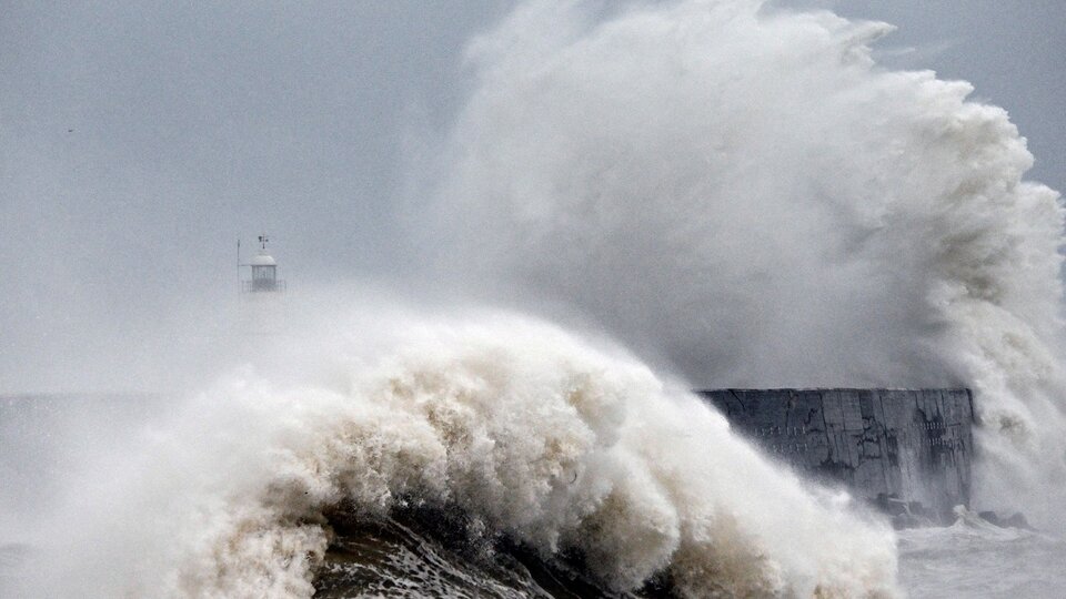 La tormenta Ciaran mata a siete personas y perturba el tráfico en Europa Occidental |  El ciclón de 200 km/h batió todos los récords