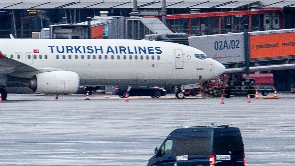 18 hours later, the man who barricaded himself in the Hamburg airport was arrested  He held his 4-year-old daughter hostage