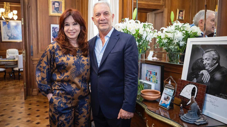 CFK: “¡El intendente de mi ciudad, che!” | Cristina Kirchner recibió a Julio Alak en su despacho del Senado 