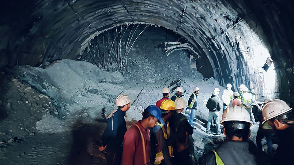 Rescue in India: They began digging the tunnel in which 40 workers were trapped |  The workers are alive