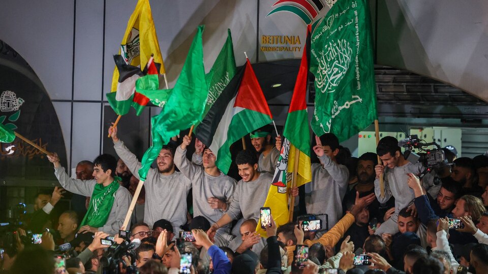 Hamas liberó 24 rehenes israelíes a cambio de 39 palestinos presos | Comenzó el primer día de tregua en la guerra de Gaza 