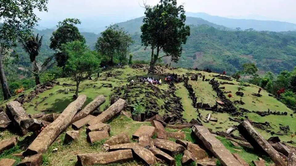 Gunung Padang archaeological site will be 27,000 years old |  Scientific controversy over a publication about an ancient pyramid in Indonesia
