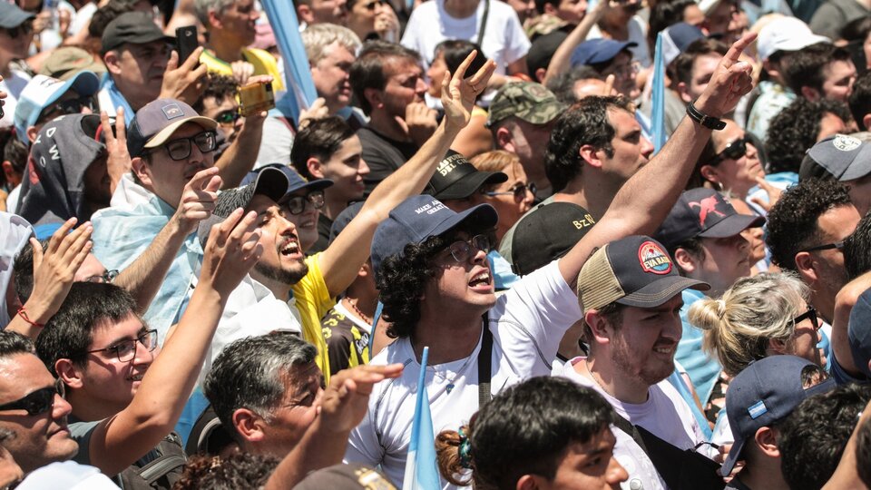 La plaza de Javier Milei aplaudió a la policía y al ajuste  | La convocatoria fue menos de la esperada por el círculo del Presidente