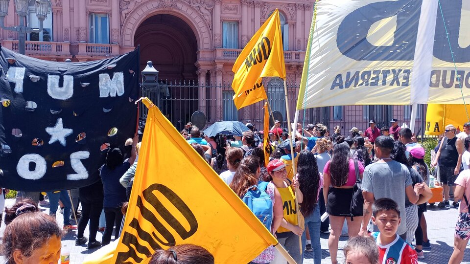 Raúl Castells y el primer reclamo piquetero a Milei, sin cortar la calle  | Primero manifestaron frente a la Secretaría de Trabajo y luego ante la Casa Rosada