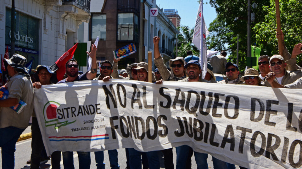 Paraguay: Peña avanza con la cuestionada Superintendencia de Jubilaciones y  Pensiones | En medio de protestas de sindicatos y organizaciones sociales |  Página|12