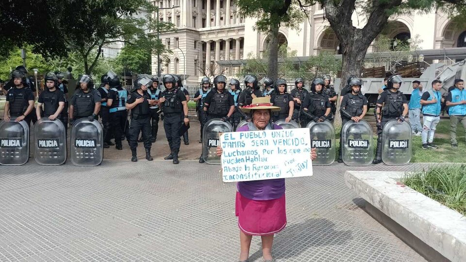 Desalojaron al Malón de la Paz en Plaza Lavalle | La Policía porteña actuó cuando sus integrantes ya habían anunciado que se iban, este sábado