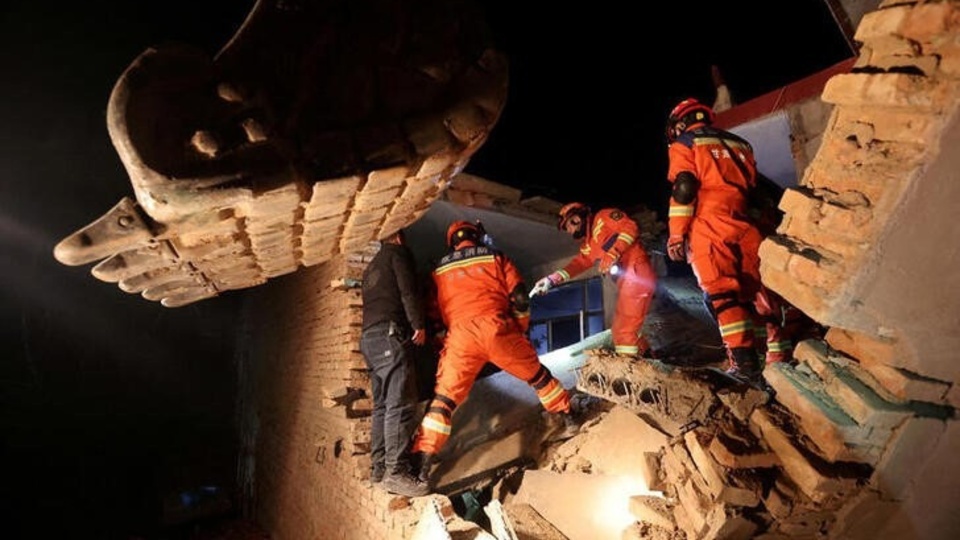 Suman 131 las personas fallecidas tras el potente terremoto en China