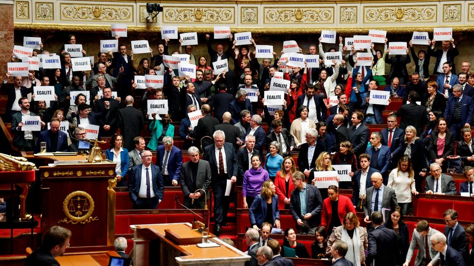 El Parlamento francés aprobó una cuestionada ley de inmigración | Con los votos de la derecha y la ultraderecha