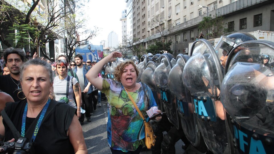 La primera marcha contra el ajuste de Milei y el protocolo de Bullrich | Organizaciones sociales movilizaron ante un vasto operativo policial y de amedrentamiento