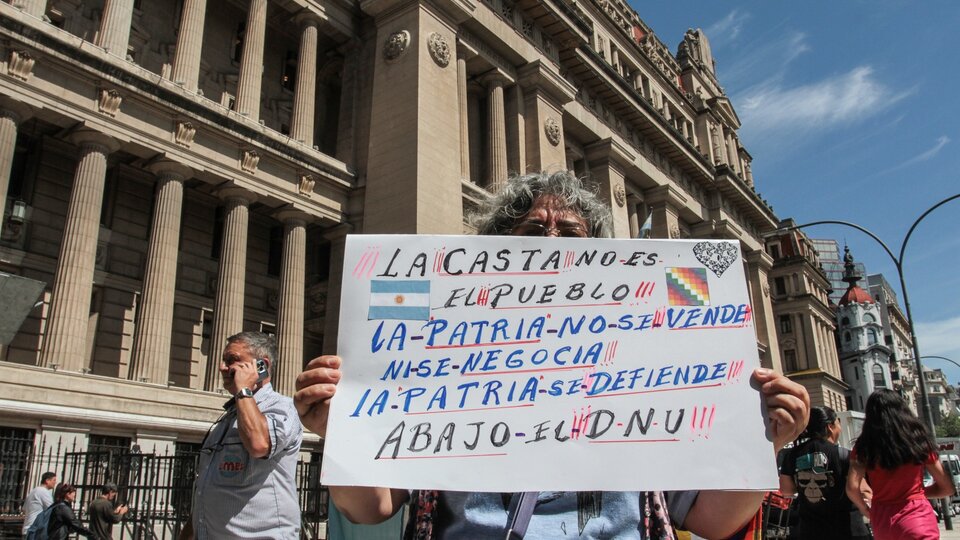 Cantitos, aprietes policiales y el reclamo de un paro general | En la masiva manifestación contra el DNU frente a los Tribunales