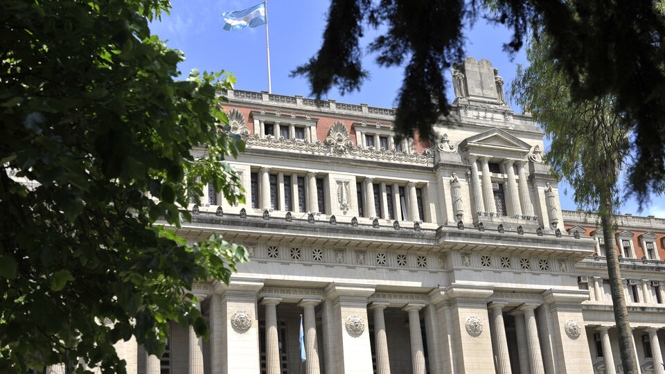 Los recursos contra el DNU ya golpean la puerta de la Corte Suprema | Presentación del gobernador Quintela  