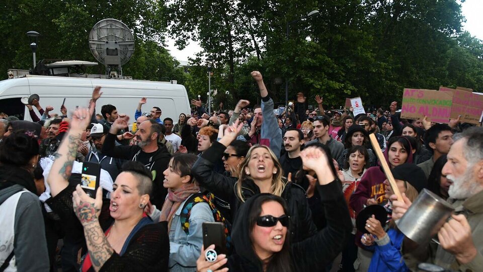 Milei fue a ver a Fátima Flórez al teatro y lo recibieron con abucheos en la entrada | Marcha en Mar de Plata