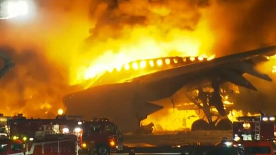 Impresionante incendio de un avión en el aeropuerto de Tokio | Evacuaron a  367 pasajeros | Página|12