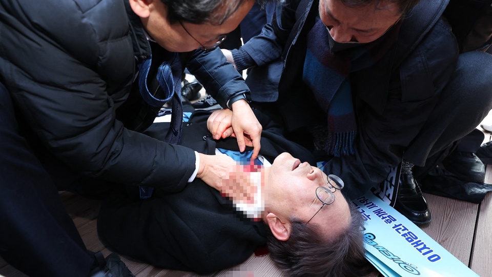 Corea del Sur: apuñalaron al líder opositor Corea del Sur: apuñalaron al líder opositor