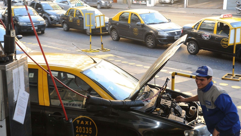 Con la nafta por las nubes, ¿cuánto sale pasar el auto a gas? La