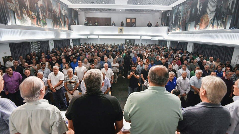 La CGT afirmó que «mostrará al pueblo unido contra el DNU y la ley ómnibus» |  Los sindicatos regionales del gremio aprobaron el paro y movilización del 24E