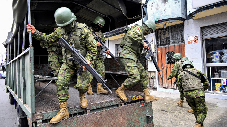 Siguen retenidos 170 rehenes en las cárceles | Psicosis social en Ecuador y las Fuerzas Armadas patrullan las calles