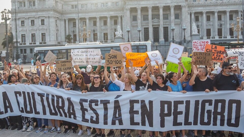 “La cultura es una poderosa herramienta para reconstruir la memoria del continente” | Declaración de entidades de Cuba en apoyo a los artistas argentinos ante las medidas de Javier Milei 