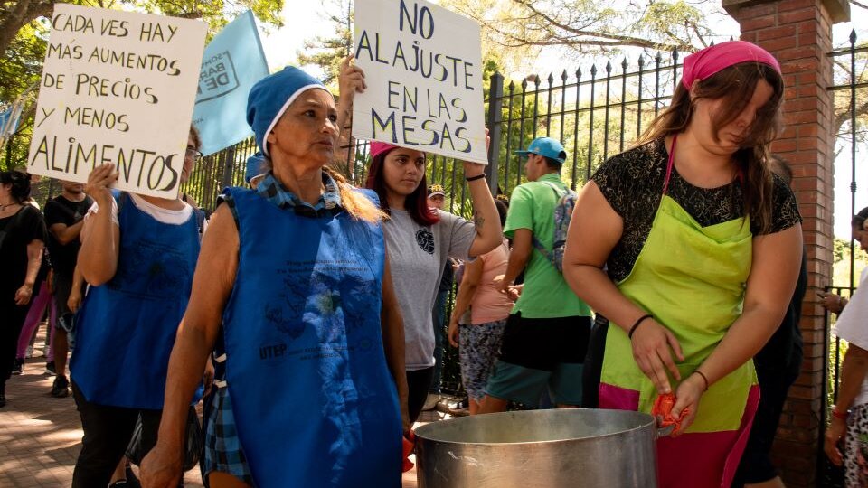 Barrios de Pie realiza una nueva marcha de las ollas vacías frente a Olivos | “Esta emergencia alimentaria necesita una respuesta urgente”