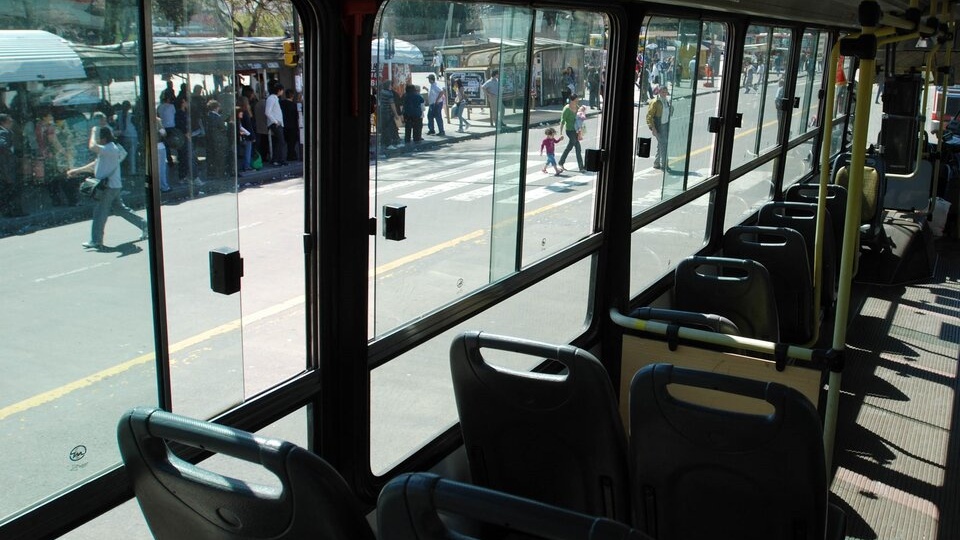 A qué hora empieza el paro de colectivos hoy y qué líneas no ...