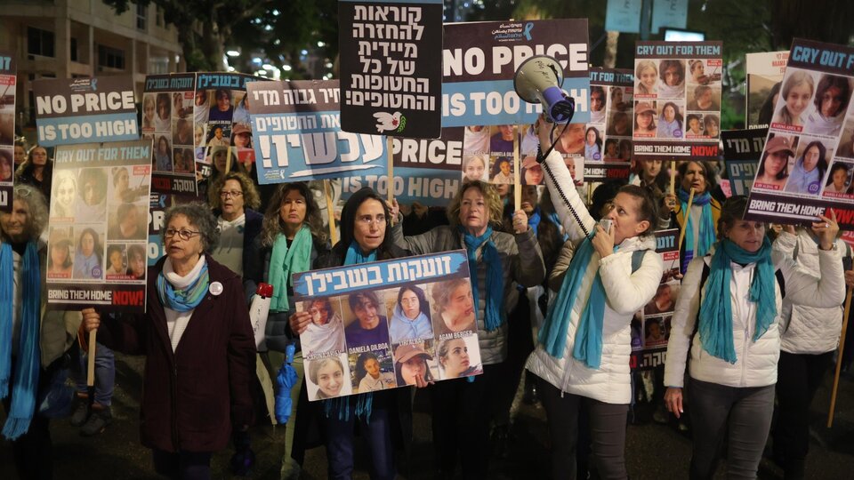 Centinaia di donne israeliane scendono in piazza per chiedere un accordo con Hamas  Hamas ha respinto la proposta di tregua per liberare gli ostaggi