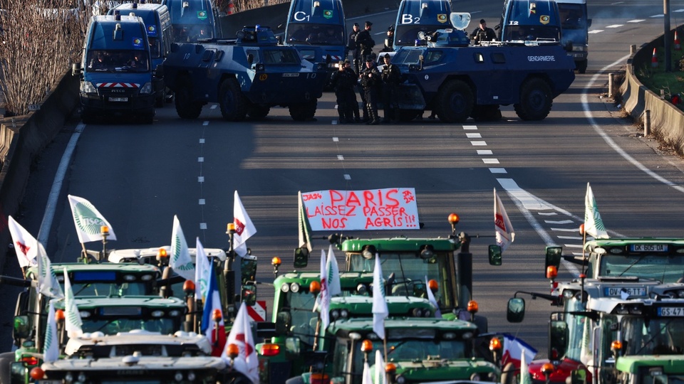 Crece la tensión con los agricultores franceses | Hubo 79 arrestos cuando bajaron de los tractores para tomar un mercado mayorista